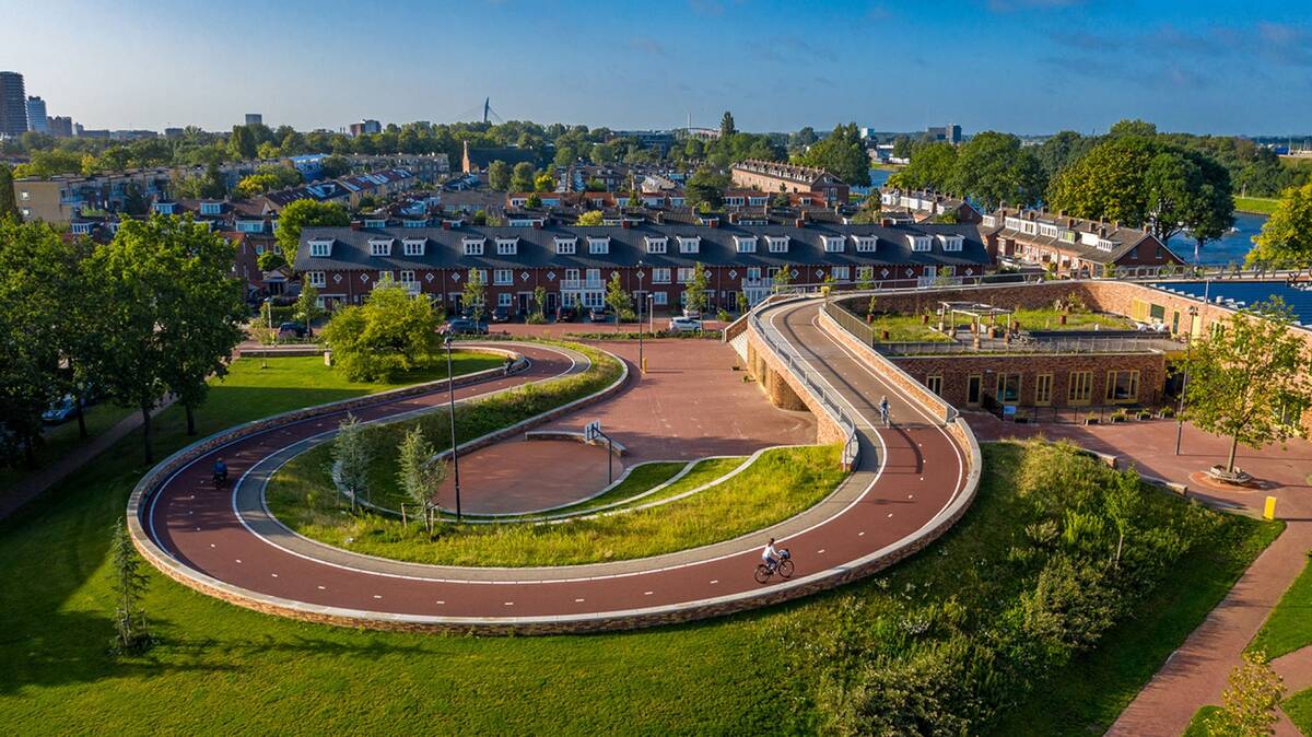 The Daphne Schippersbrug: a large circular cycle path in Utrecht.